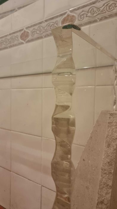 Aparador em pedra e acrílico com tampo de vidro