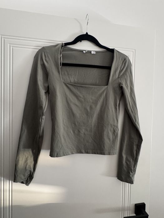 Gładki longsleeve z kwadratowym dekoltem Stradivarius M 38 khaki zielony basic