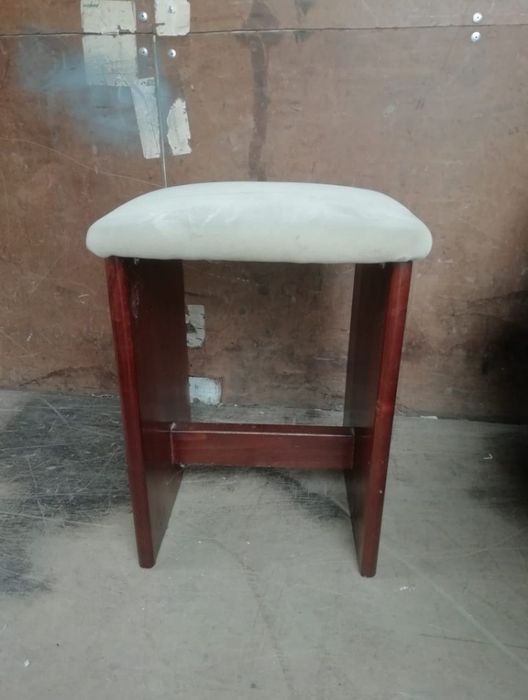 Banco e cadeiras em madeira