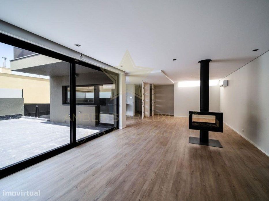Moderna moradia T3 com vista para o mar.