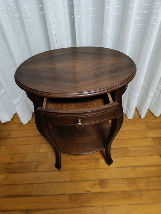 Mesa antiga de apoio restaurada estilo Luís XV em madeira de nogueira com gaveta