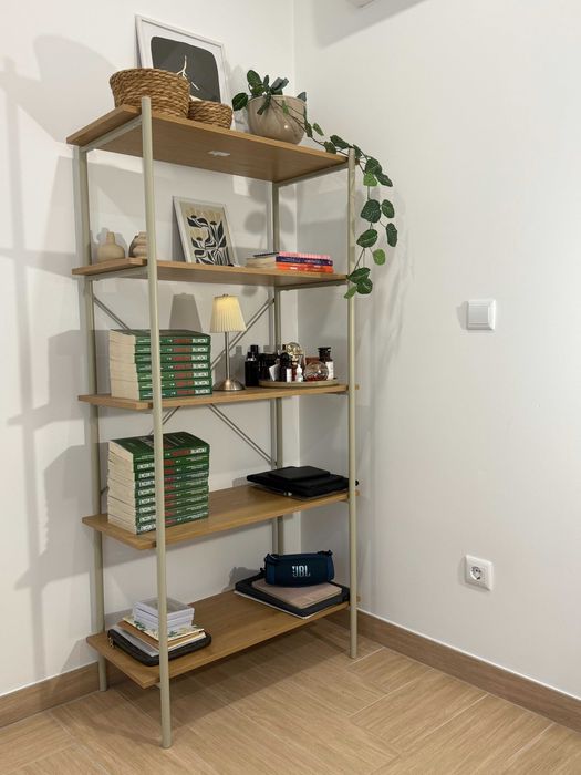 Mesa, estante e cadeira de escritorio