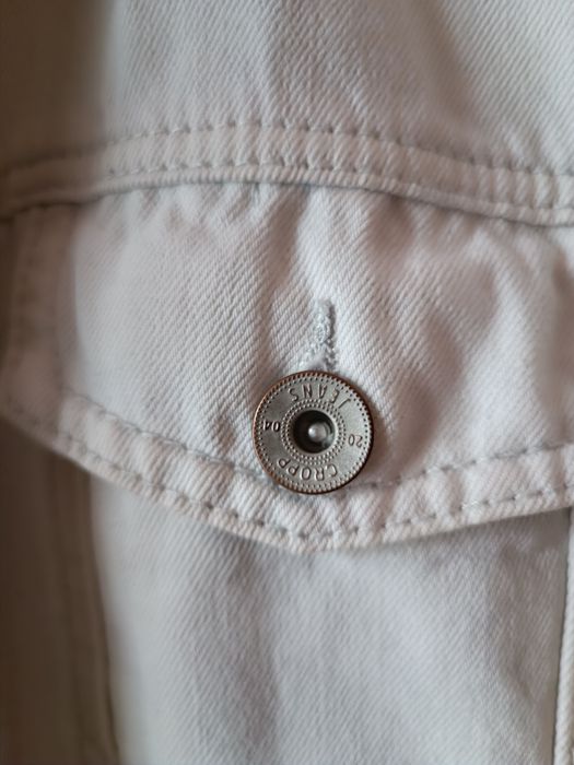 Biała kurtka jeansowa ze sznurowaniem na plecach Cropp