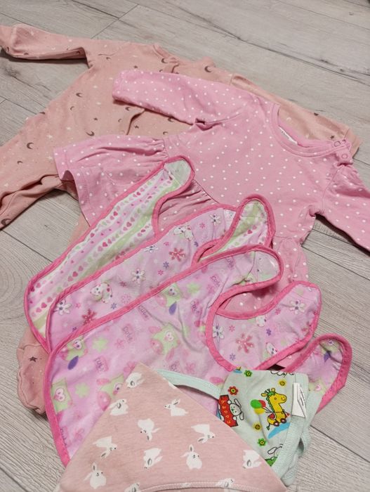 Чоловічок,платтячко та слюнявчики для дівчинки. 74 розмір.