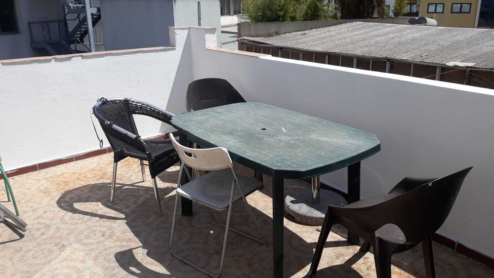 Quartos ESTUDANTE para ENTRADA IMEDIATA com 2 janelas e terraço. Metro Saldanha Lisboa.