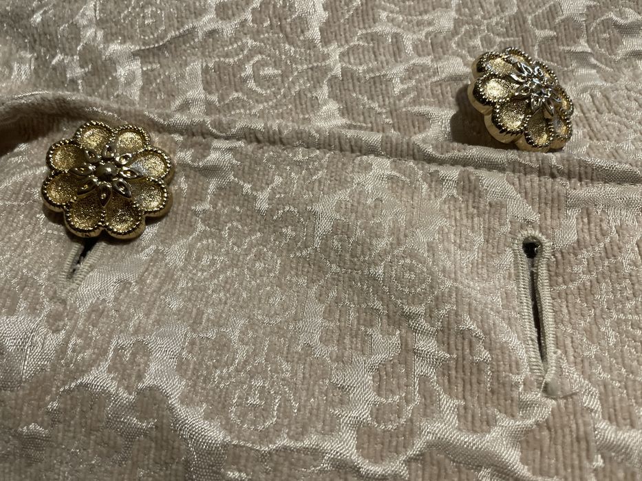 Casaco de festa beje com botoes dourados