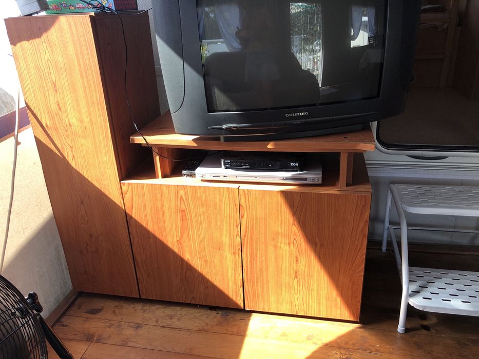 Aparador de 4 portas e móvel de apoio para tv