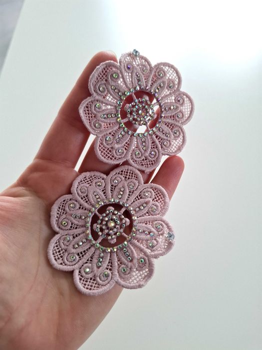 Okazałe kolczyki wykonane z gipiury, ozdobione kamyczkami z efektem AB