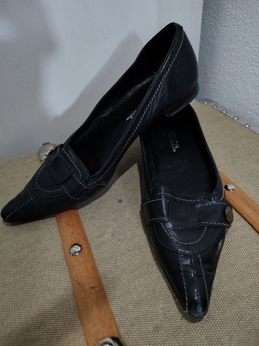 Sapatos modernos pretos