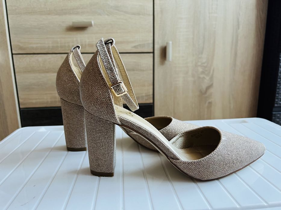 Złote buty na słupku