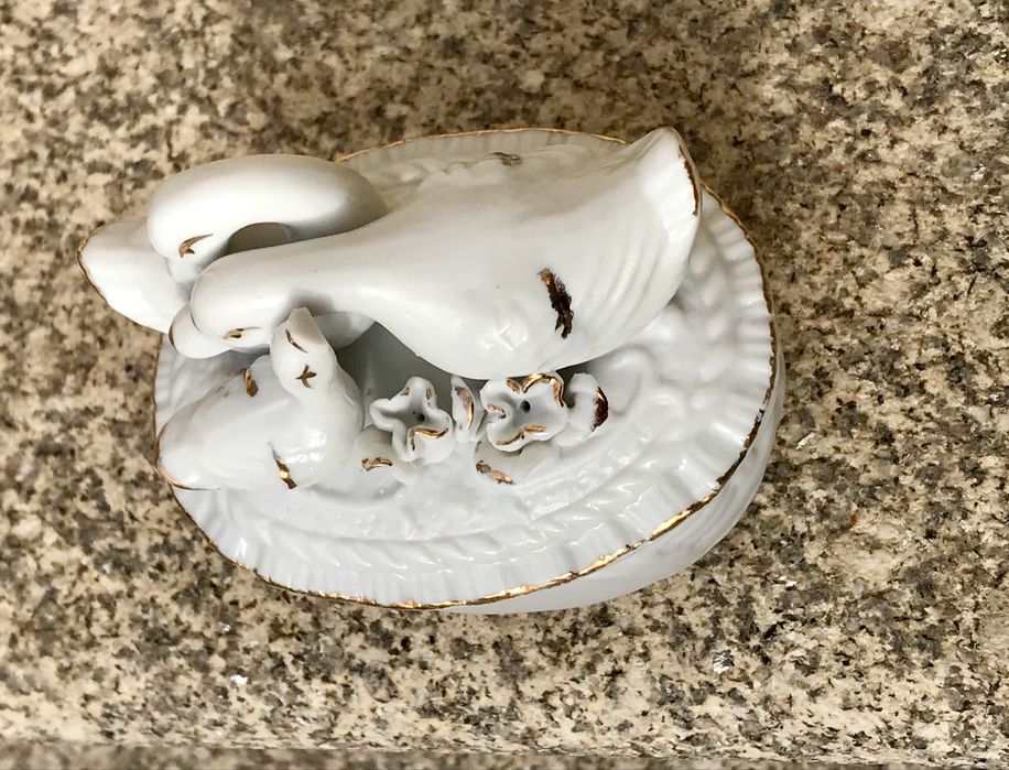 Pequena caixa de porcelana chinesa com cisnes