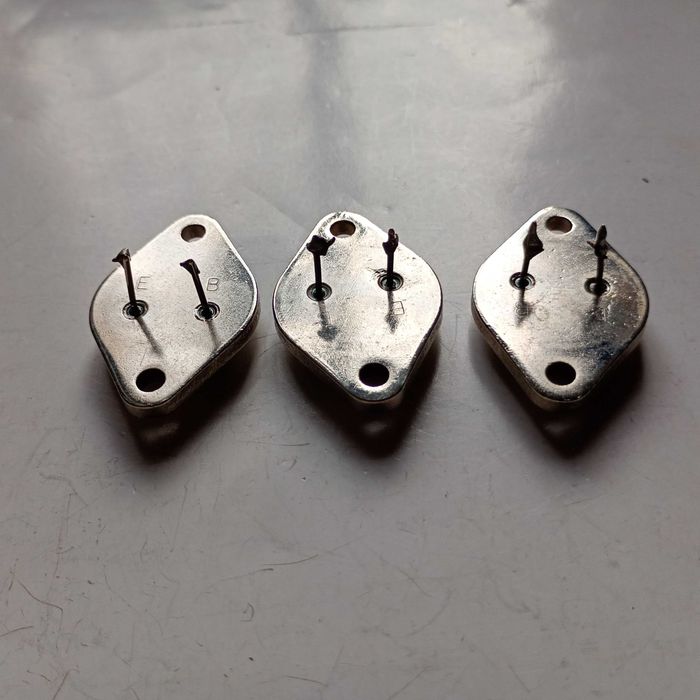 Tranzystor SFT 212 3szt.