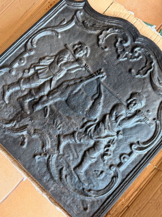 Placa Antiga de Lareira em Ferro Fundido – Cena de Caça (Sob Proposta)