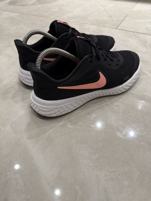 Кросівки Nike Revolution 5 (EUR 38.5)