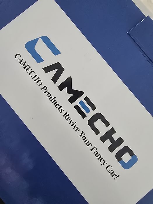 Radio samochodowe lub stacja multimedialna z ekranem dotykowym.