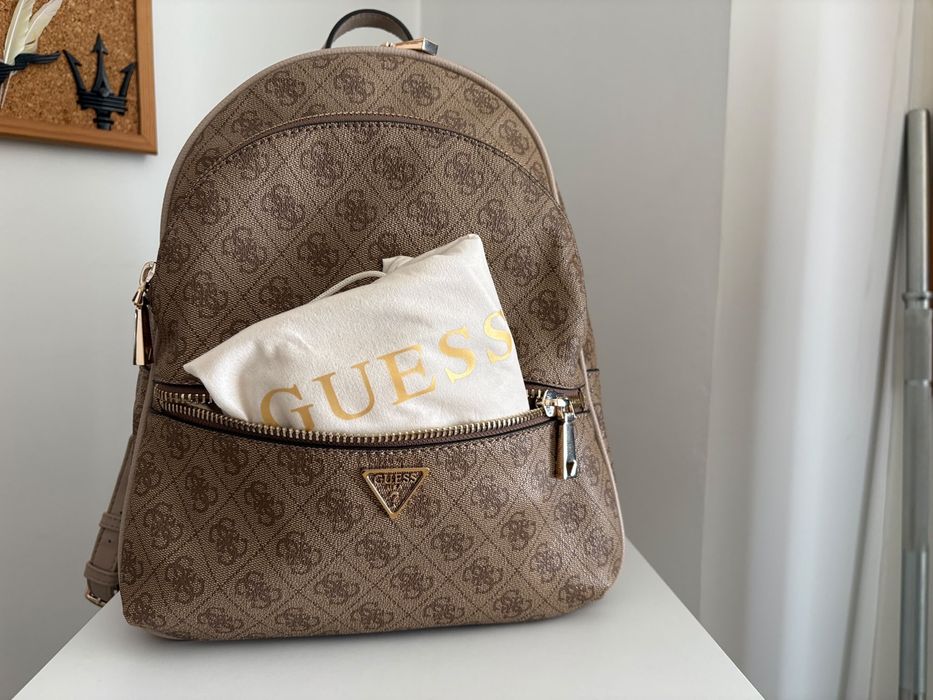 Mochila espacosa Guess