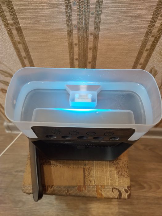 Увлажнитель воздуха працює від телефонної зарядки.