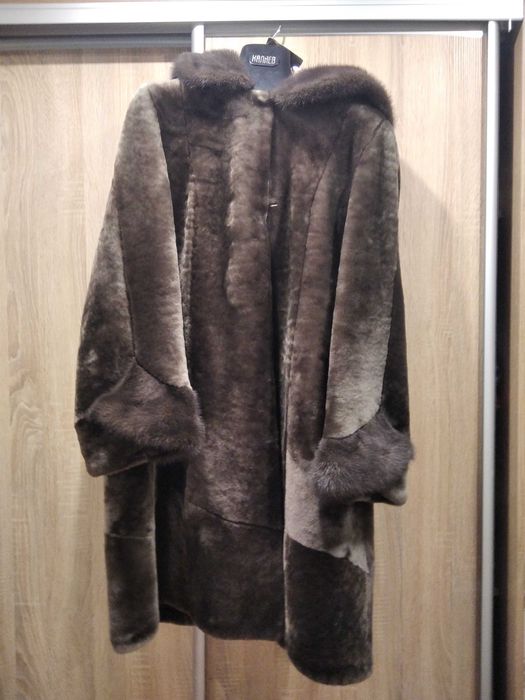 Натуральная шуба из мутона с норкой. Размер 48-52