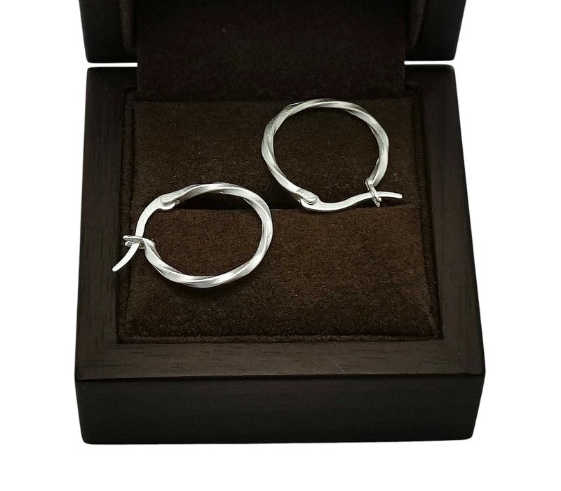 Piękne Srebrne Kolczyki 1,70 G / 925