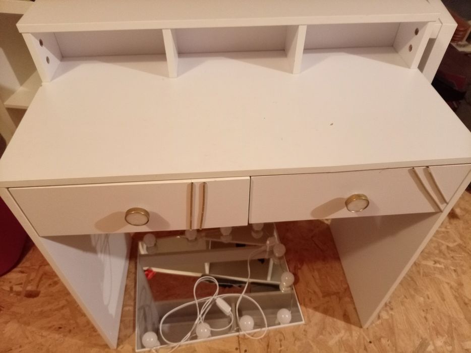 Biała toaletka ze złotymi dodatkami