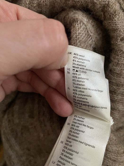 Ciepła wełniana sukienka dzianinowa z golfem
