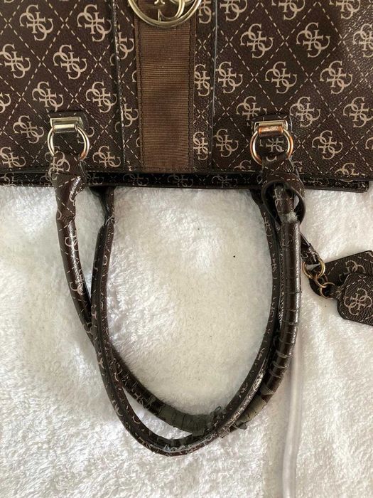 Mala  com uso da marcaGuess