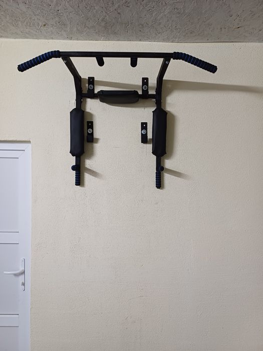 Продам турник новий кого цікавить дзвоніть.