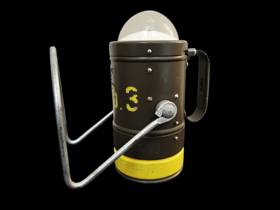 Wojskowa bunkrowa lampa Pertrix 675 z 1962 roku