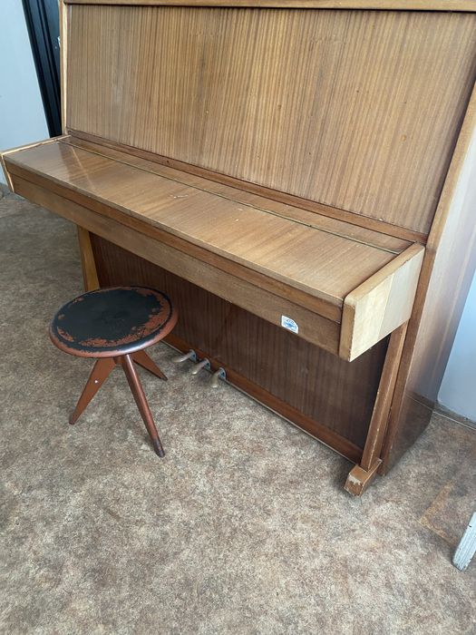 Продам пианино со стулом.