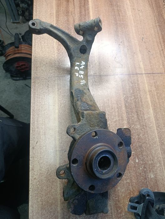 Audi A4 B5 96r 1:6 - zwrotnica prawa