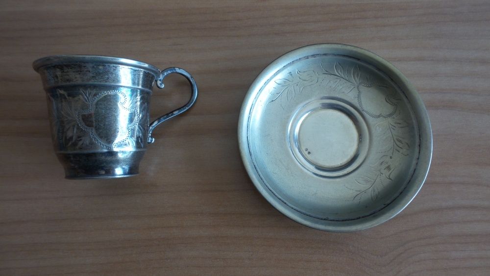 Conjunto de chávena e pires em prata