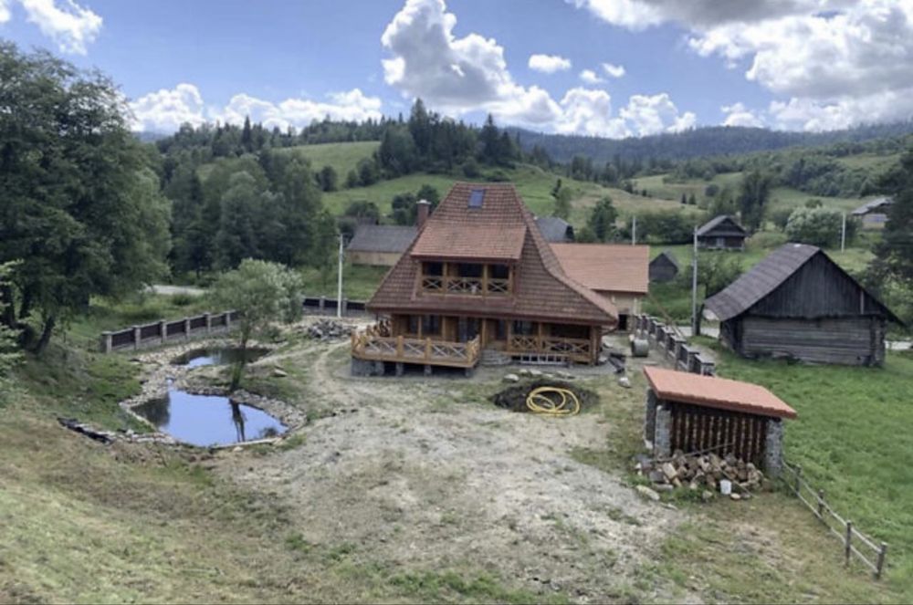 Продаж  дизайнерського будинку в Карпатах з великою ділянкою