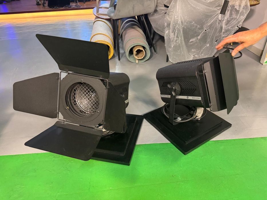 2 Projetores SCENA 650/1000