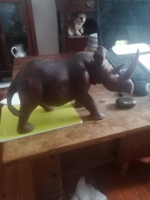 Rinoceronte Esculpido à Mão em Madeira Exótica Maciça (30cm)
