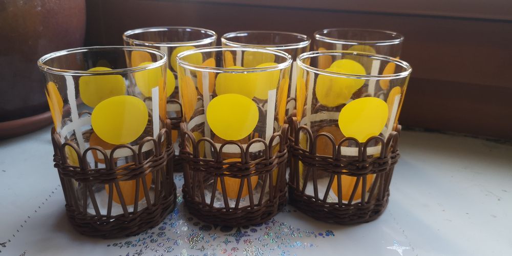 Zestaw 6 kolorowych szklanek w wiklinowych koszyczkach PRL