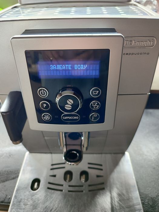 Кавомашина Delonghi.