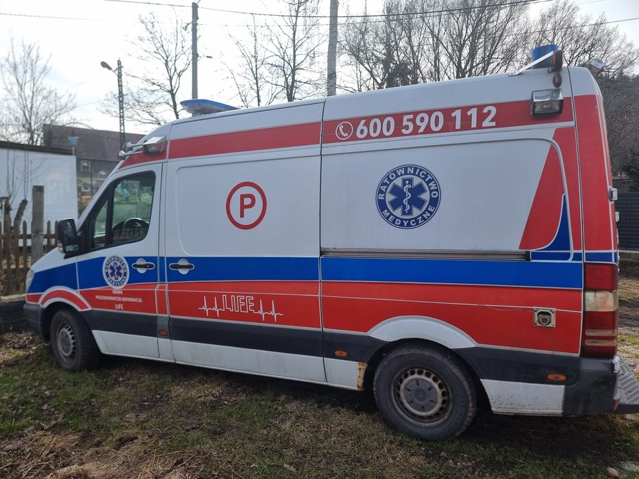 Ambulans z przejściem i noszami