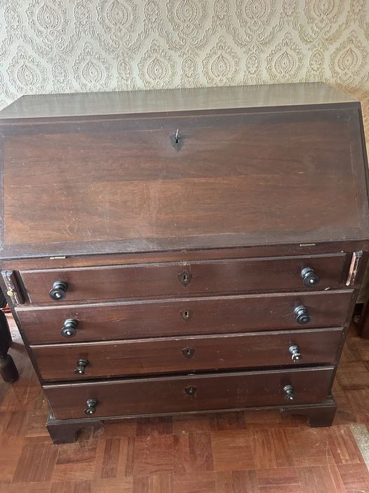 Escrevaninha em mogno com 4 gavetas