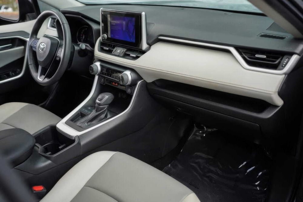 Toyota RAV4 XLE Premium      2023