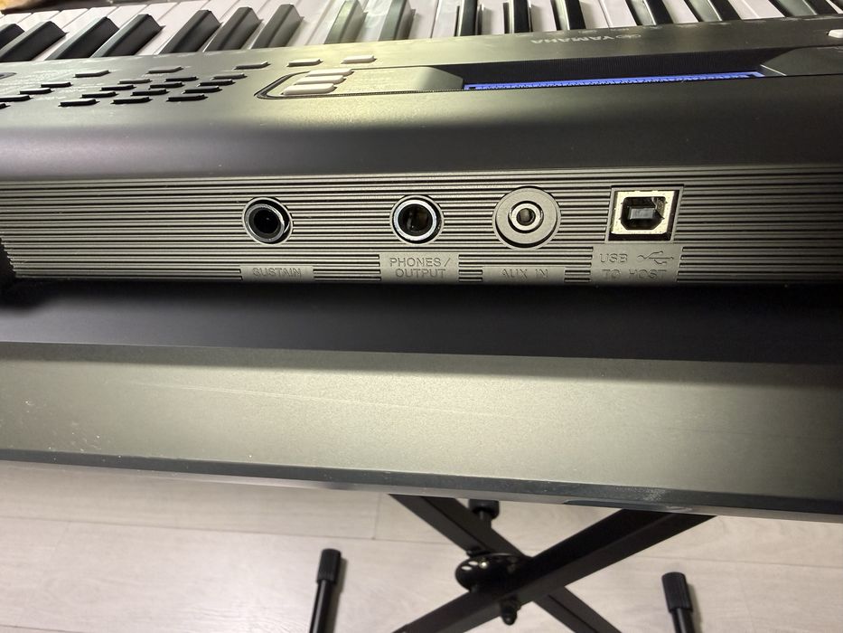 Синтезатор Yamaha PSR-E373 + стійка клавішна, блок живлення.