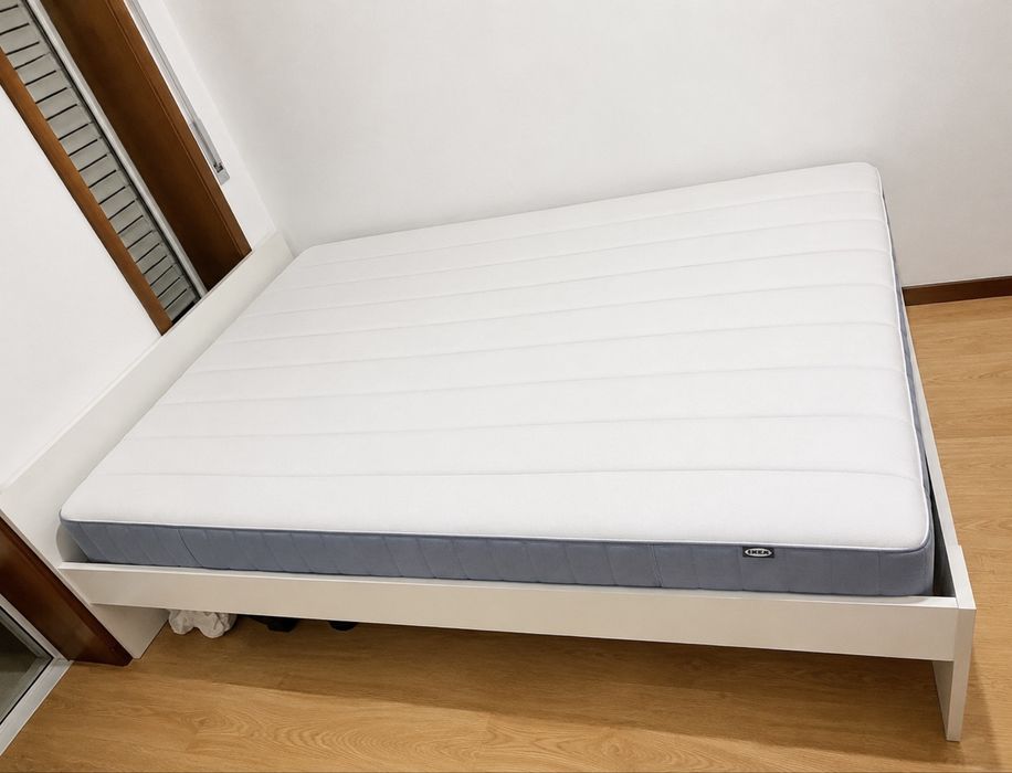Cama e colchão de molas 140x200cm
