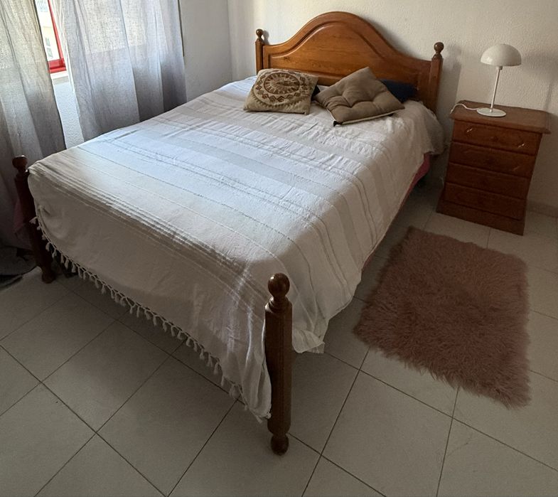 Cama 140x 190, mesa de cabeceira, camiseiro e comoda com espelho