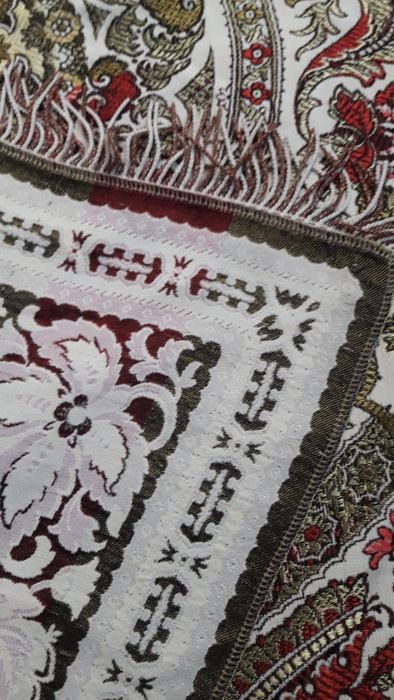 Продам ковер-покрывало и покрывало. Цена за одну единицу  2500 грн.