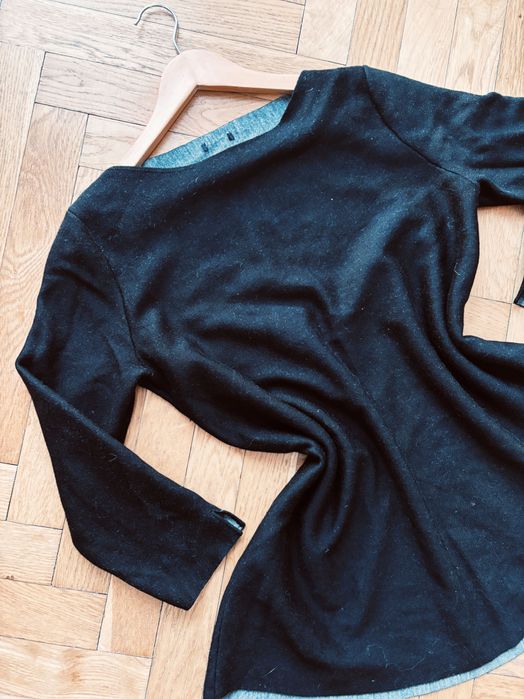 Wełniany sweter COS dłuższy klasyczny czarny