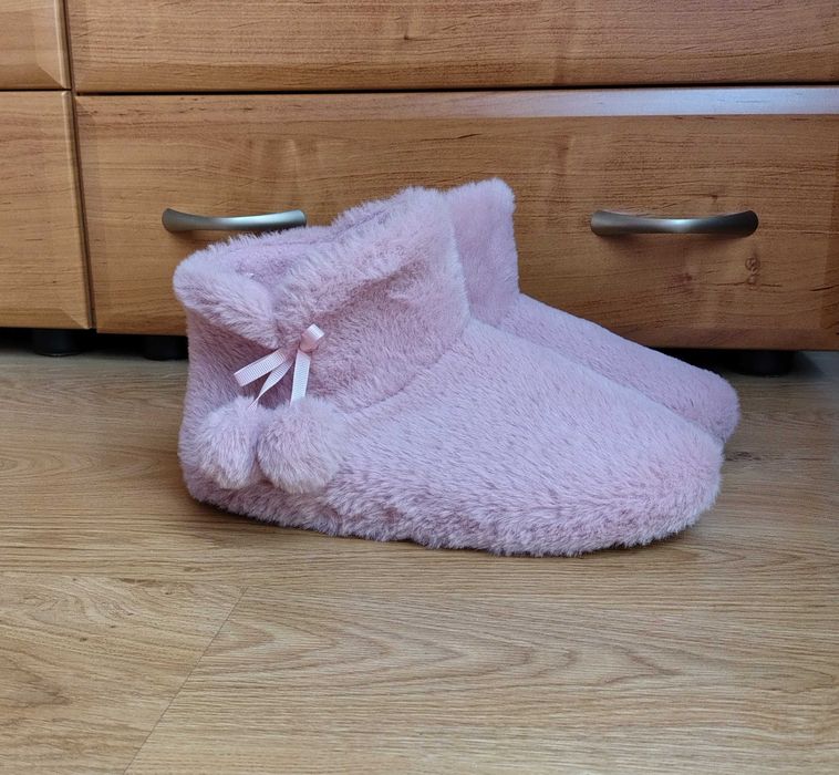 Ciepłe kapcie Primark z pomponami, rozm 38/39, kolor Pudrowy Róż