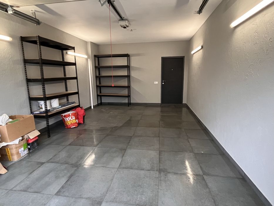 Простора квартира, є гараж