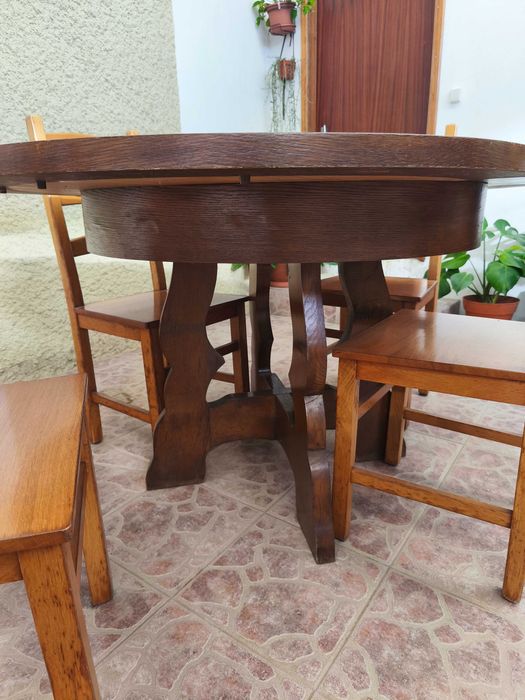 Mesa redonda em Carvalho Maciço com Cadeiras em carvalho