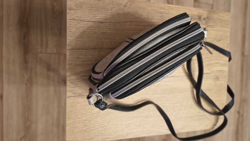 Mała pojemna torebka. Skóra.