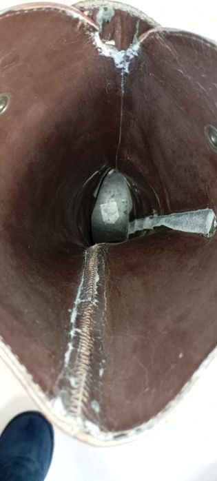 Bota em pele de cano alto castanho