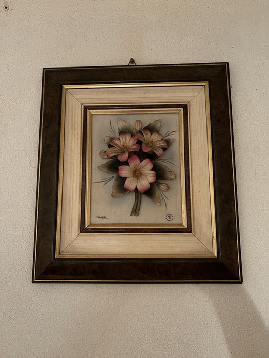 quadro decorativo com uma pintura floral em estilo clássico, protegido por vidro e emoldurado em madeira. Capodimonte